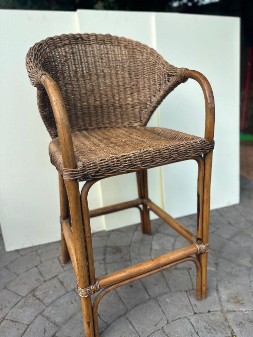 sgabello-alto-in-rattan-e-bambù-con-schienale